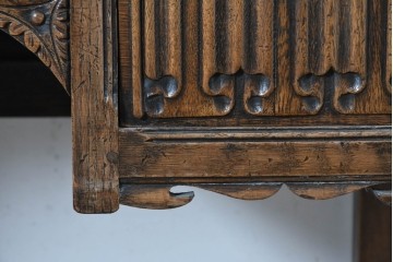 イギリスヴィンテージ　オーク材　リネンフォールドの伝統模様が施されたデスク　(R-087773)