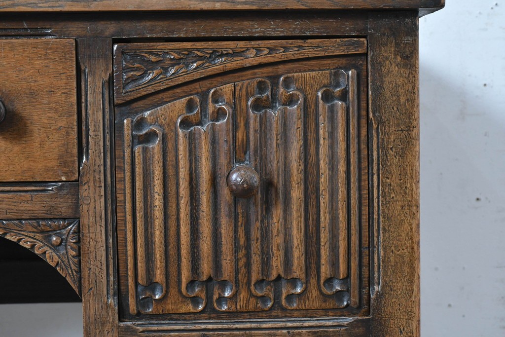 イギリスヴィンテージ　オーク材　リネンフォールドの伝統模様が施されたデスク　(R-087773)