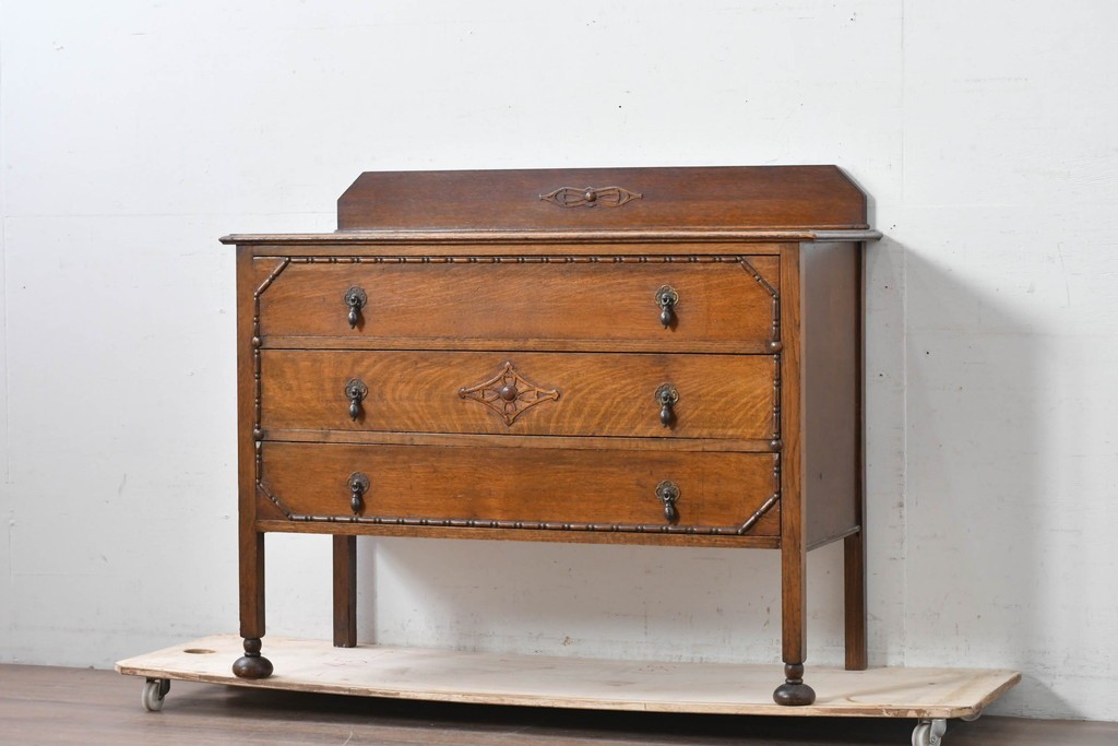 イギリスアンティーク　オーク材　クラシカルな彫刻装飾にドロップ型の引手が映える引き出し3杯のチェスト　(R-087774)