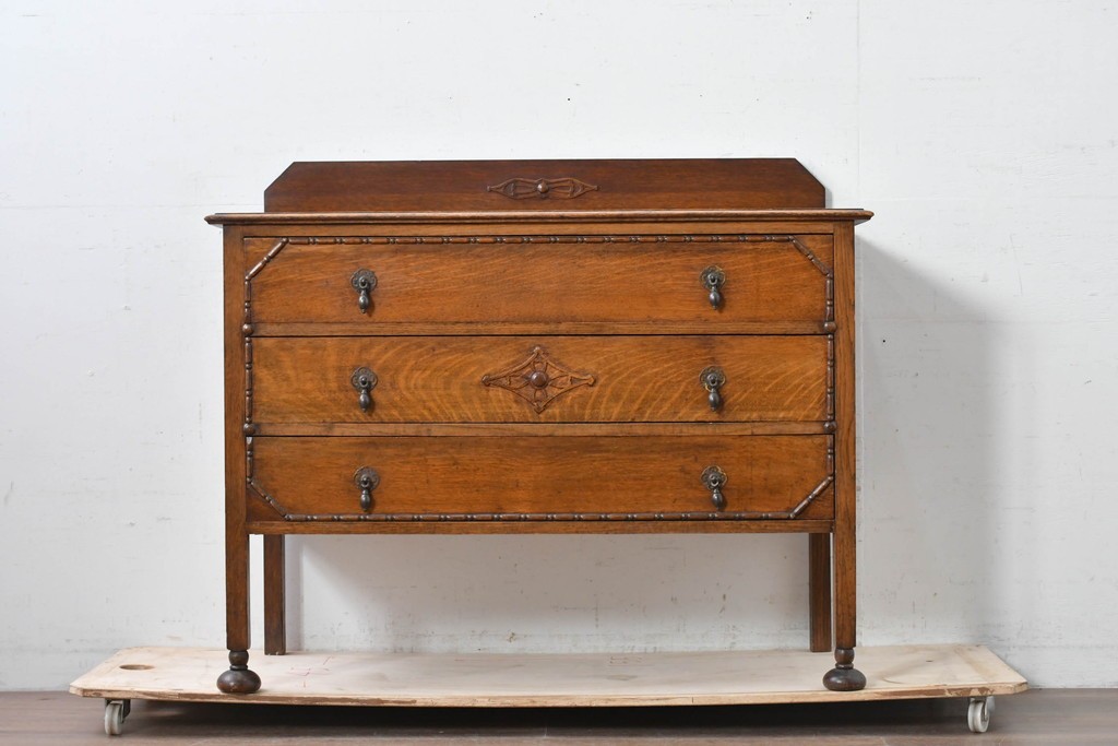 イギリスアンティーク　オーク材　クラシカルな彫刻装飾にドロップ型の引手が映える引き出し3杯のチェスト　(R-087774)