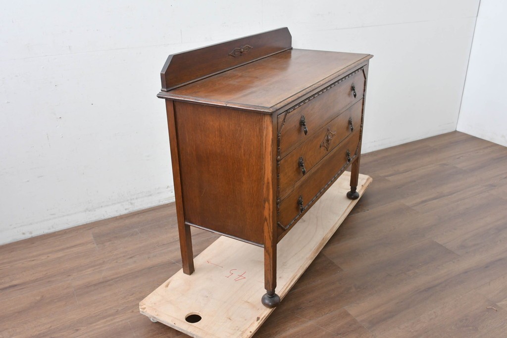 イギリスアンティーク　オーク材　クラシカルな彫刻装飾にドロップ型の引手が映える引き出し3杯のチェスト　(R-087774)