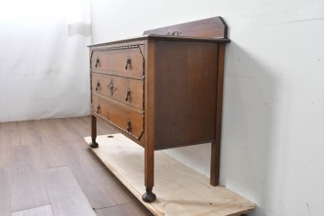 イギリスアンティーク　オーク材　クラシカルな彫刻装飾にドロップ型の引手が映える引き出し3杯のチェスト　(R-087774)