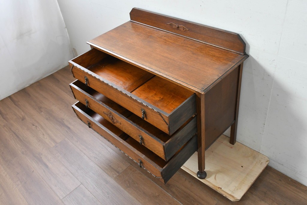 イギリスアンティーク　オーク材　クラシカルな彫刻装飾にドロップ型の引手が映える引き出し3杯のチェスト　(R-087774)