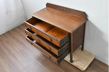 イギリスアンティーク　オーク材　クラシカルな彫刻装飾にドロップ型の引手が映える引き出し3杯のチェスト　(R-087774)