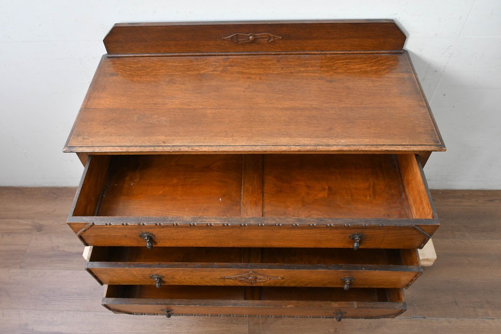 イギリスアンティーク　オーク材　クラシカルな彫刻装飾にドロップ型の引手が映える引き出し3杯のチェスト　(R-087774)