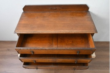 イギリスアンティーク　オーク材　クラシカルな彫刻装飾にドロップ型の引手が映える引き出し3杯のチェスト　(R-087774)