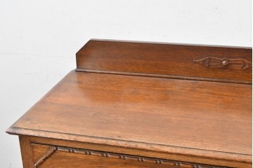 イギリスアンティーク　オーク材　クラシカルな彫刻装飾にドロップ型の引手が映える引き出し3杯のチェスト　(R-087774)