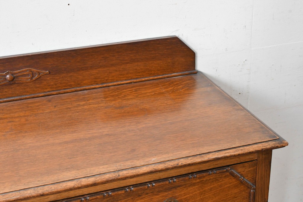 イギリスアンティーク　オーク材　クラシカルな彫刻装飾にドロップ型の引手が映える引き出し3杯のチェスト　(R-087774)