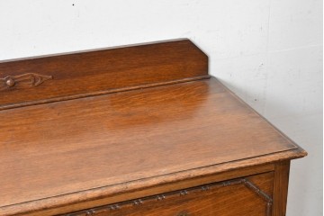 イギリスアンティーク　オーク材　クラシカルな彫刻装飾にドロップ型の引手が映える引き出し3杯のチェスト　(R-087774)