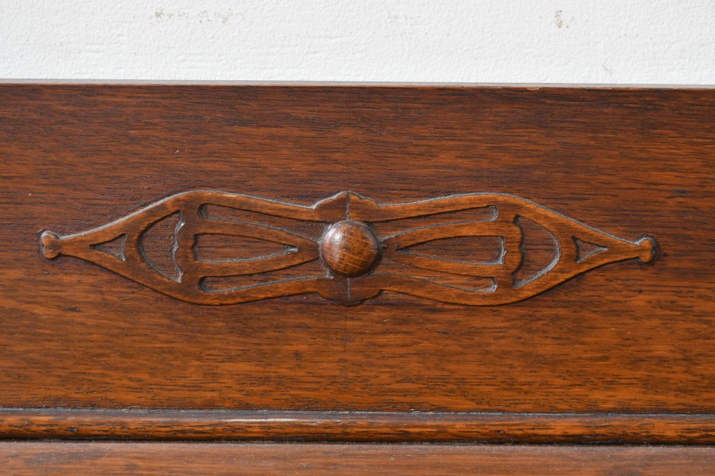 イギリスアンティーク　オーク材　クラシカルな彫刻装飾にドロップ型の引手が映える引き出し3杯のチェスト　(R-087774)