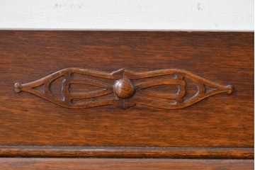 イギリスアンティーク　オーク材　クラシカルな彫刻装飾にドロップ型の引手が映える引き出し3杯のチェスト　(R-087774)