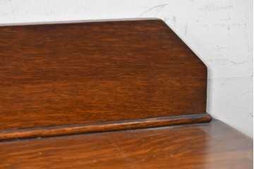 イギリスアンティーク　オーク材　クラシカルな彫刻装飾にドロップ型の引手が映える引き出し3杯のチェスト　(R-087774)