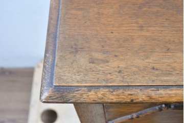 イギリスアンティーク　オーク材　クラシカルな彫刻装飾にドロップ型の引手が映える引き出し3杯のチェスト　(R-087774)