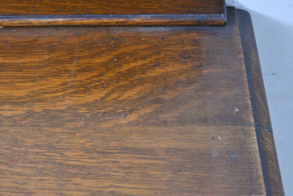 イギリスアンティーク　オーク材　クラシカルな彫刻装飾にドロップ型の引手が映える引き出し3杯のチェスト　(R-087774)