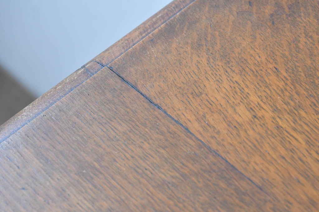 イギリスアンティーク　オーク材　クラシカルな彫刻装飾にドロップ型の引手が映える引き出し3杯のチェスト　(R-087774)