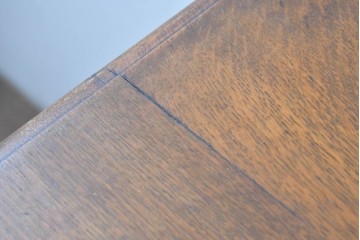 イギリスアンティーク　オーク材　クラシカルな彫刻装飾にドロップ型の引手が映える引き出し3杯のチェスト　(R-087774)