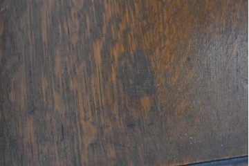 イギリスアンティーク　オーク材　クラシカルな彫刻装飾にドロップ型の引手が映える引き出し3杯のチェスト　(R-087774)