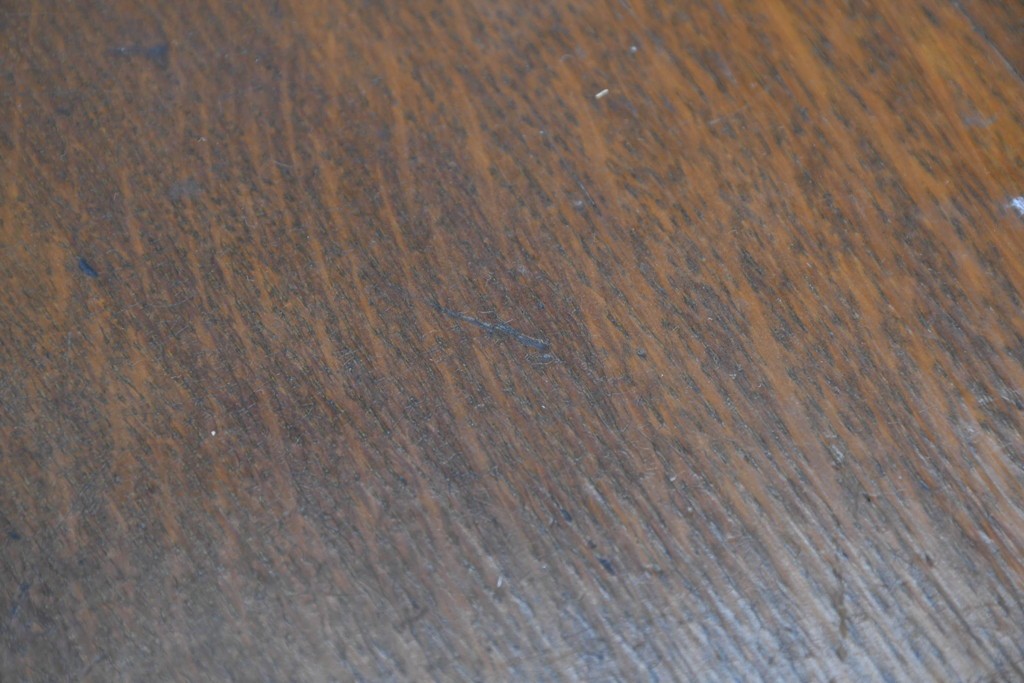 イギリスアンティーク　オーク材　クラシカルな彫刻装飾にドロップ型の引手が映える引き出し3杯のチェスト　(R-087774)