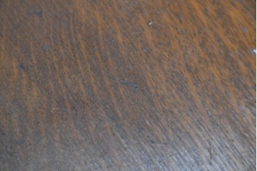 イギリスアンティーク　オーク材　クラシカルな彫刻装飾にドロップ型の引手が映える引き出し3杯のチェスト　(R-087774)