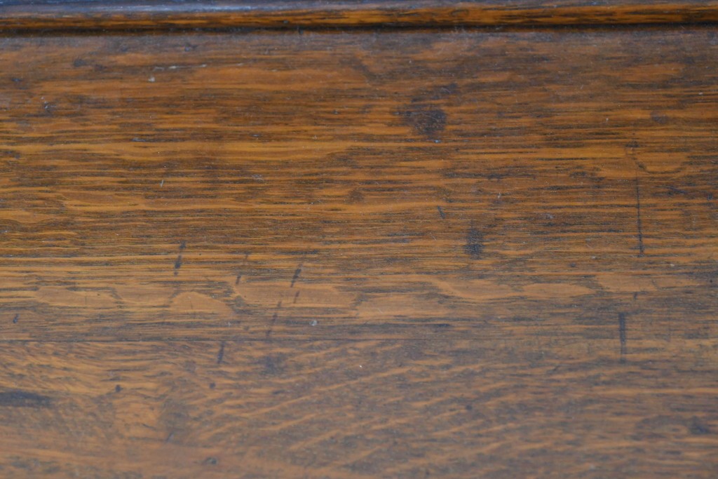 イギリスアンティーク　オーク材　クラシカルな彫刻装飾にドロップ型の引手が映える引き出し3杯のチェスト　(R-087774)