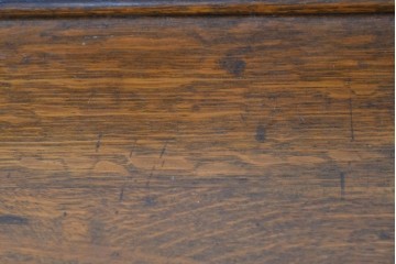 イギリスアンティーク　オーク材　クラシカルな彫刻装飾にドロップ型の引手が映える引き出し3杯のチェスト　(R-087774)