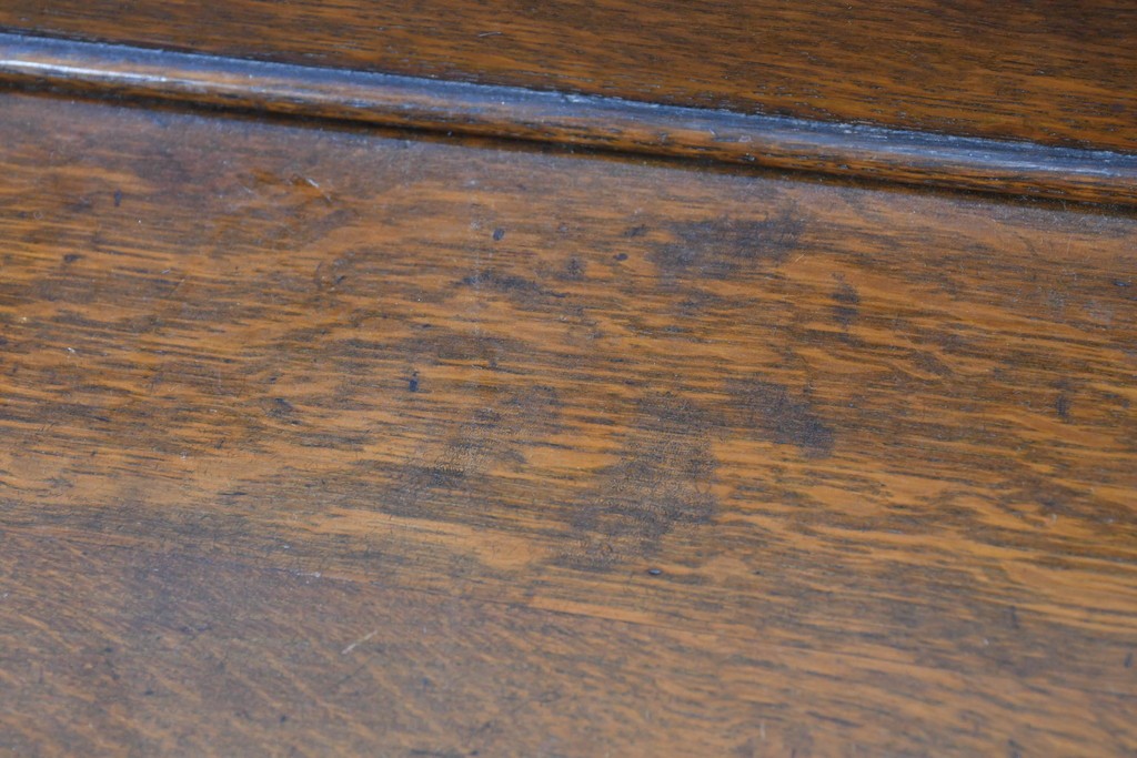 イギリスアンティーク　オーク材　クラシカルな彫刻装飾にドロップ型の引手が映える引き出し3杯のチェスト　(R-087774)