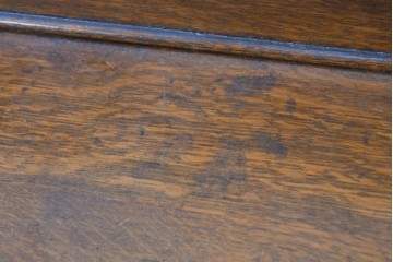 イギリスアンティーク　オーク材　クラシカルな彫刻装飾にドロップ型の引手が映える引き出し3杯のチェスト　(R-087774)