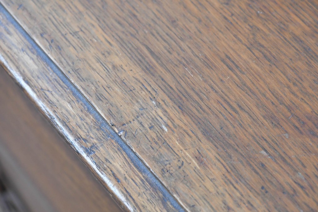 イギリスアンティーク　オーク材　クラシカルな彫刻装飾にドロップ型の引手が映える引き出し3杯のチェスト　(R-087774)