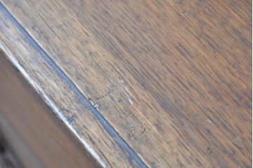 イギリスアンティーク　オーク材　クラシカルな彫刻装飾にドロップ型の引手が映える引き出し3杯のチェスト　(R-087774)