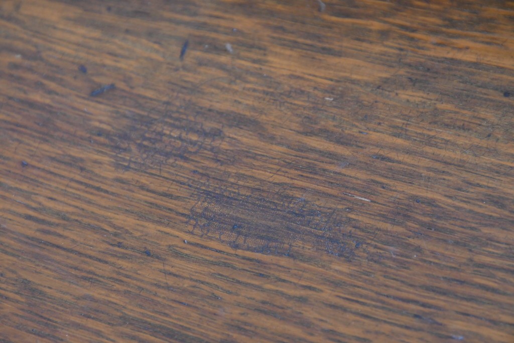 イギリスアンティーク　オーク材　クラシカルな彫刻装飾にドロップ型の引手が映える引き出し3杯のチェスト　(R-087774)