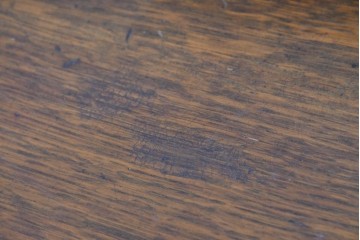 イギリスアンティーク　オーク材　クラシカルな彫刻装飾にドロップ型の引手が映える引き出し3杯のチェスト　(R-087774)