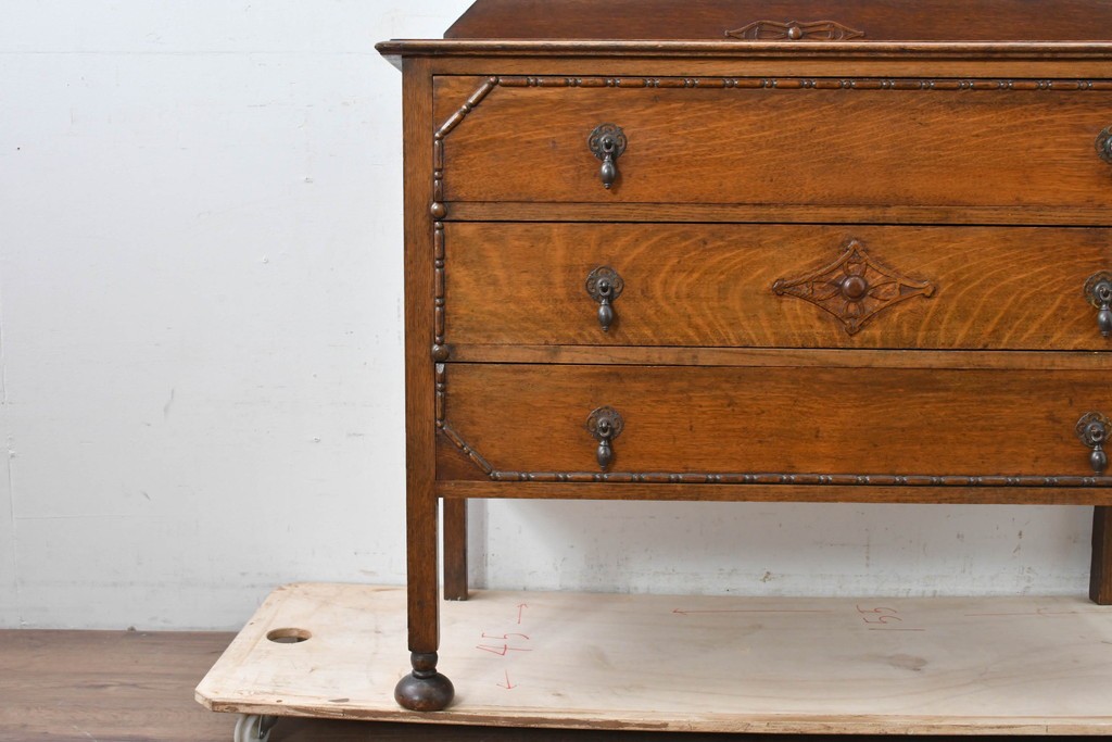 イギリスアンティーク　オーク材　クラシカルな彫刻装飾にドロップ型の引手が映える引き出し3杯のチェスト　(R-087774)