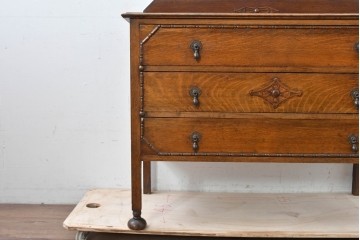 イギリスアンティーク　オーク材　クラシカルな彫刻装飾にドロップ型の引手が映える引き出し3杯のチェスト　(R-087774)