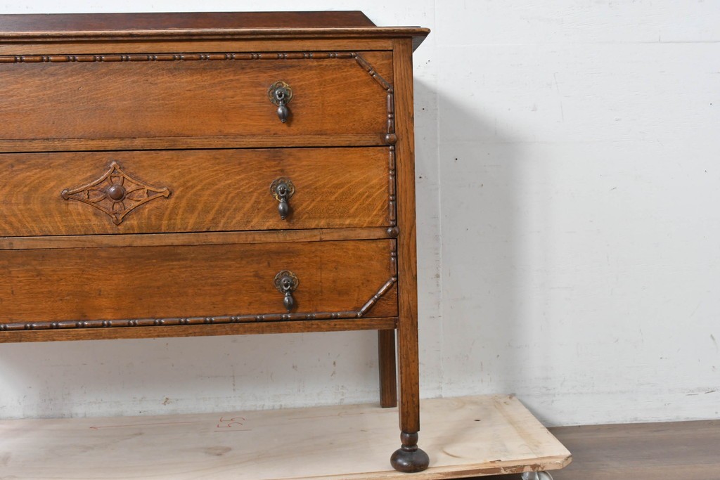 イギリスアンティーク　オーク材　クラシカルな彫刻装飾にドロップ型の引手が映える引き出し3杯のチェスト　(R-087774)