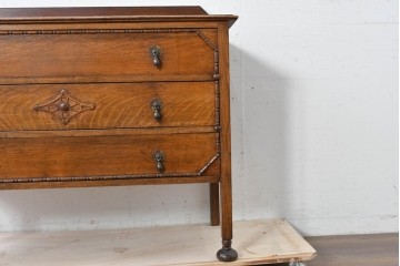 イギリスアンティーク　オーク材　クラシカルな彫刻装飾にドロップ型の引手が映える引き出し3杯のチェスト　(R-087774)