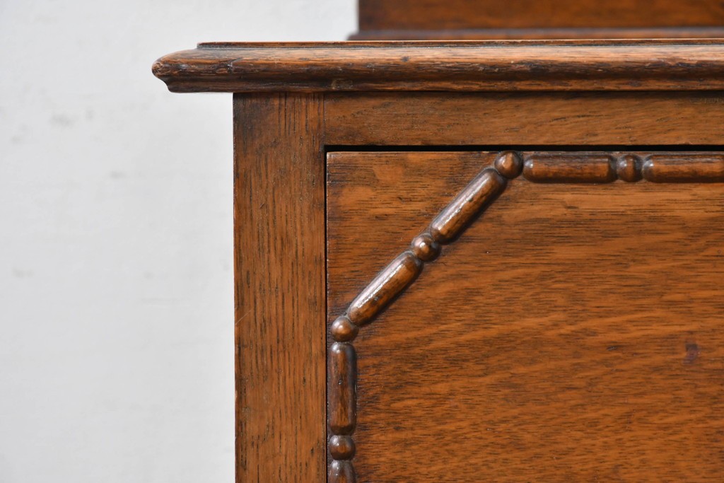 イギリスアンティーク　オーク材　クラシカルな彫刻装飾にドロップ型の引手が映える引き出し3杯のチェスト　(R-087774)