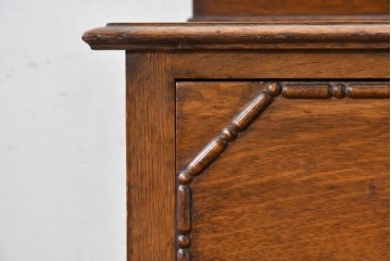 イギリスアンティーク　オーク材　クラシカルな彫刻装飾にドロップ型の引手が映える引き出し3杯のチェスト　(R-087774)