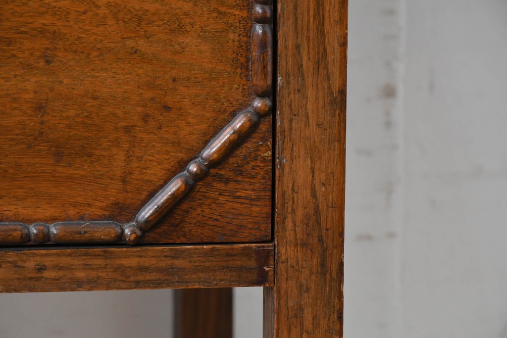 イギリスアンティーク　オーク材　クラシカルな彫刻装飾にドロップ型の引手が映える引き出し3杯のチェスト　(R-087774)