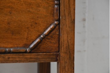 イギリスアンティーク　オーク材　クラシカルな彫刻装飾にドロップ型の引手が映える引き出し3杯のチェスト　(R-087774)