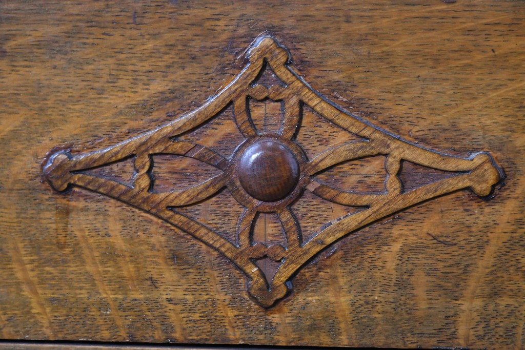 イギリスアンティーク　オーク材　クラシカルな彫刻装飾にドロップ型の引手が映える引き出し3杯のチェスト　(R-087774)