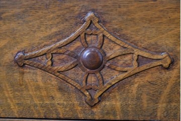 イギリスアンティーク　オーク材　クラシカルな彫刻装飾にドロップ型の引手が映える引き出し3杯のチェスト　(R-087774)