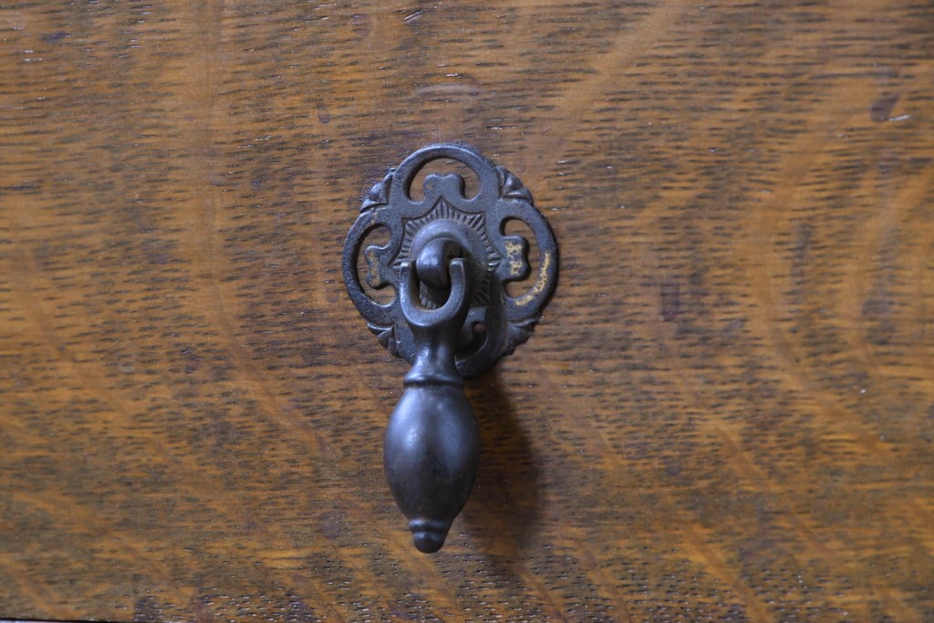 イギリスアンティーク　オーク材　クラシカルな彫刻装飾にドロップ型の引手が映える引き出し3杯のチェスト　(R-087774)