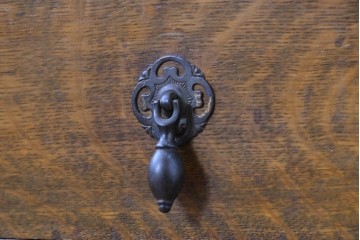 イギリスアンティーク　オーク材　クラシカルな彫刻装飾にドロップ型の引手が映える引き出し3杯のチェスト　(R-087774)