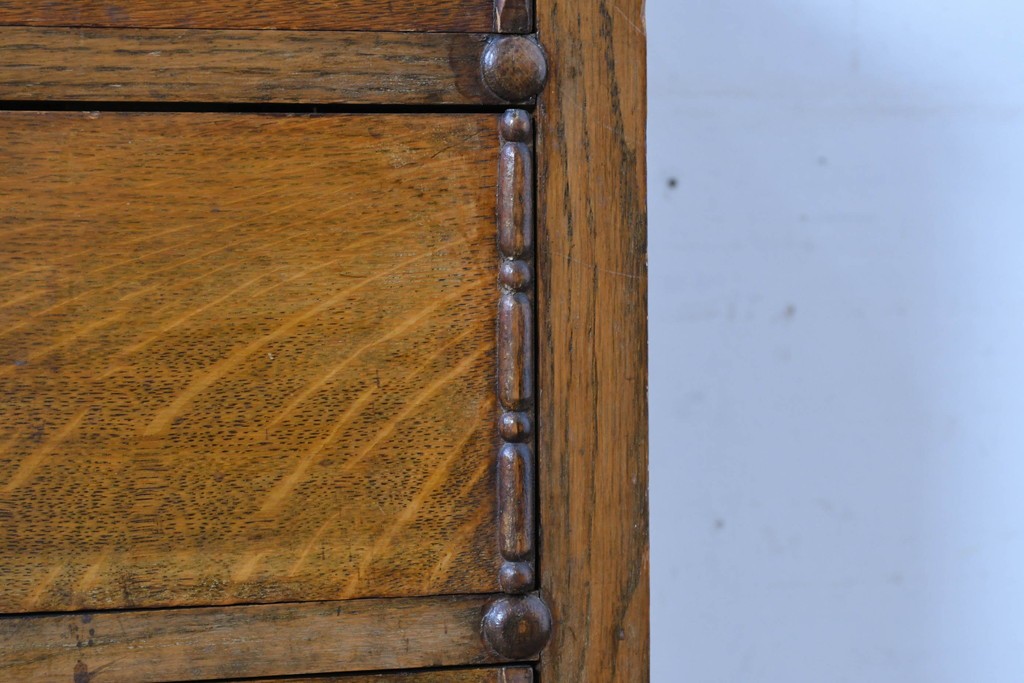 イギリスアンティーク　オーク材　クラシカルな彫刻装飾にドロップ型の引手が映える引き出し3杯のチェスト　(R-087774)