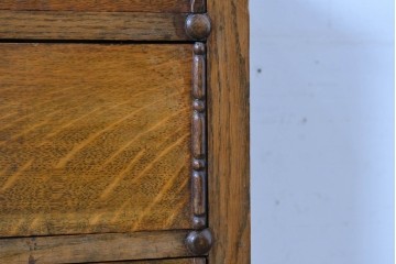 イギリスアンティーク　オーク材　クラシカルな彫刻装飾にドロップ型の引手が映える引き出し3杯のチェスト　(R-087774)