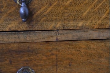 イギリスアンティーク　オーク材　クラシカルな彫刻装飾にドロップ型の引手が映える引き出し3杯のチェスト　(R-087774)