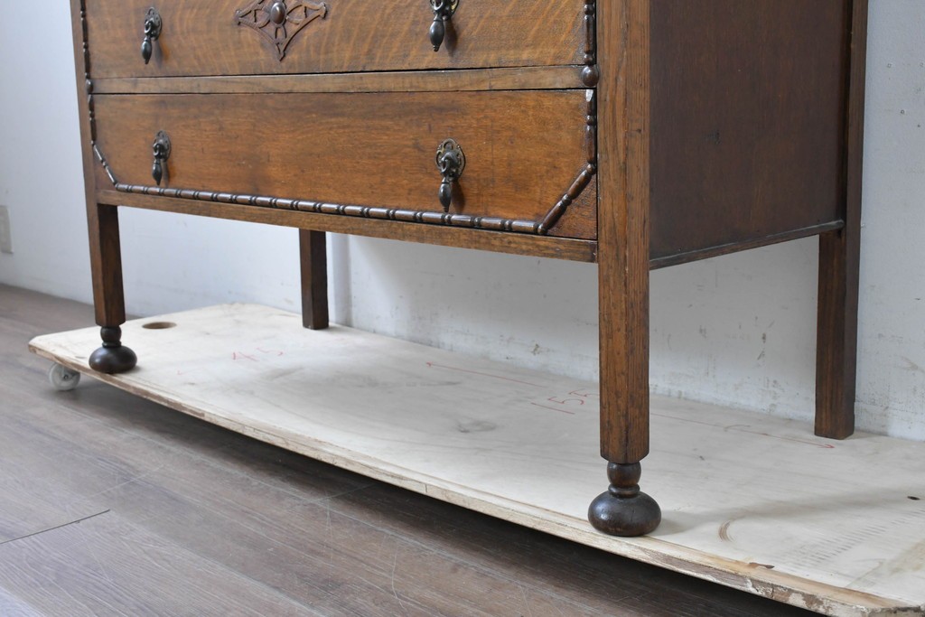 イギリスアンティーク　オーク材　クラシカルな彫刻装飾にドロップ型の引手が映える引き出し3杯のチェスト　(R-087774)