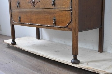 イギリスアンティーク　オーク材　クラシカルな彫刻装飾にドロップ型の引手が映える引き出し3杯のチェスト　(R-087774)