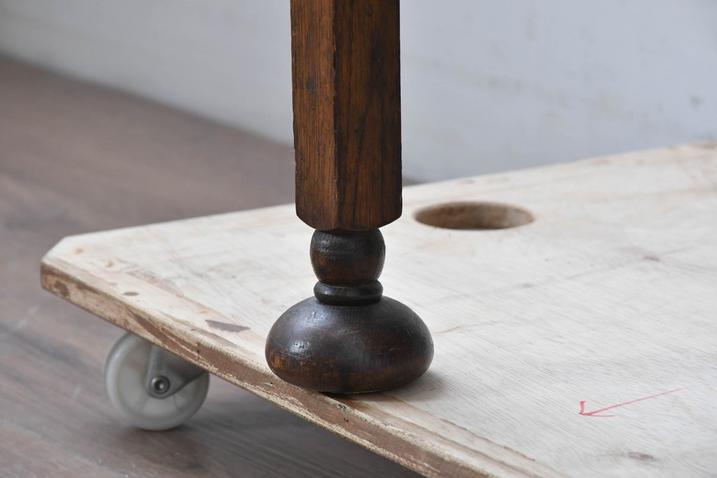 イギリスアンティーク　オーク材　クラシカルな彫刻装飾にドロップ型の引手が映える引き出し3杯のチェスト　(R-087774)