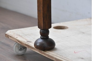 イギリスアンティーク　オーク材　クラシカルな彫刻装飾にドロップ型の引手が映える引き出し3杯のチェスト　(R-087774)